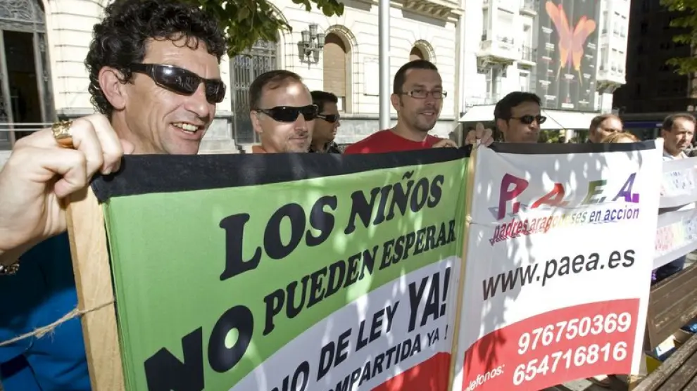 La Asociación de Padres Aragoneses en Acción (PAEA) se ha concentrado en la Plaza de España de Zaragoza, con motivo de la entrada en vigor de la nueva ley