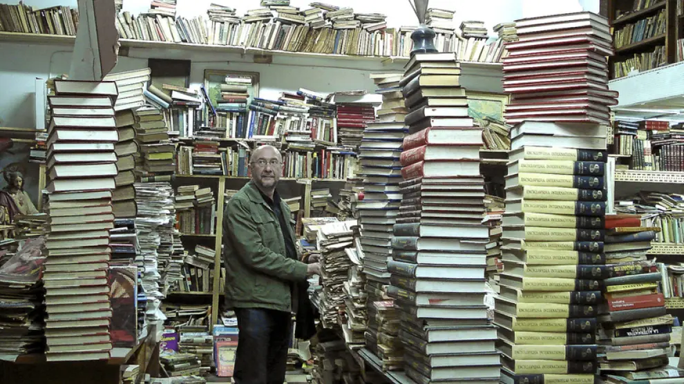 José María Conget en uno de sus lugares predilectos: una librería repleta de curiosidades y libros raros y olvidados.