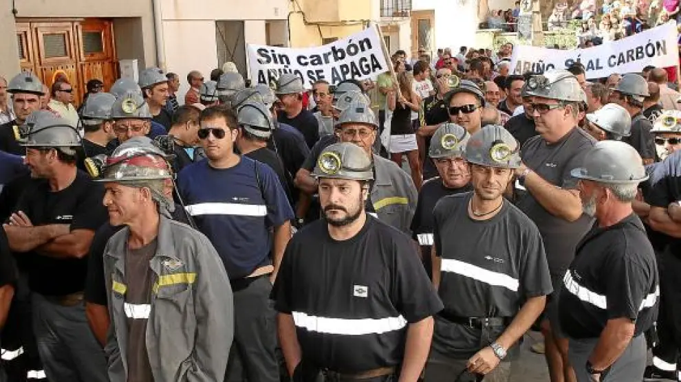 Los mineros de Mequinenza respaldaron a los encerrados en el Ayuntamiento de Ariño.