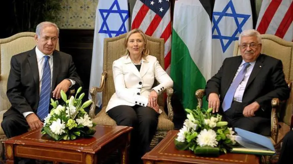 Netanyahu (i), Clinton y Abás, durante el encuentro celebrado ayer en Sharm el Sheij (Egipto).