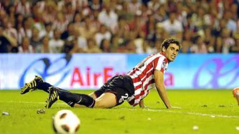 Javi Martínez mira el balón durante el partido contra el Atleti.