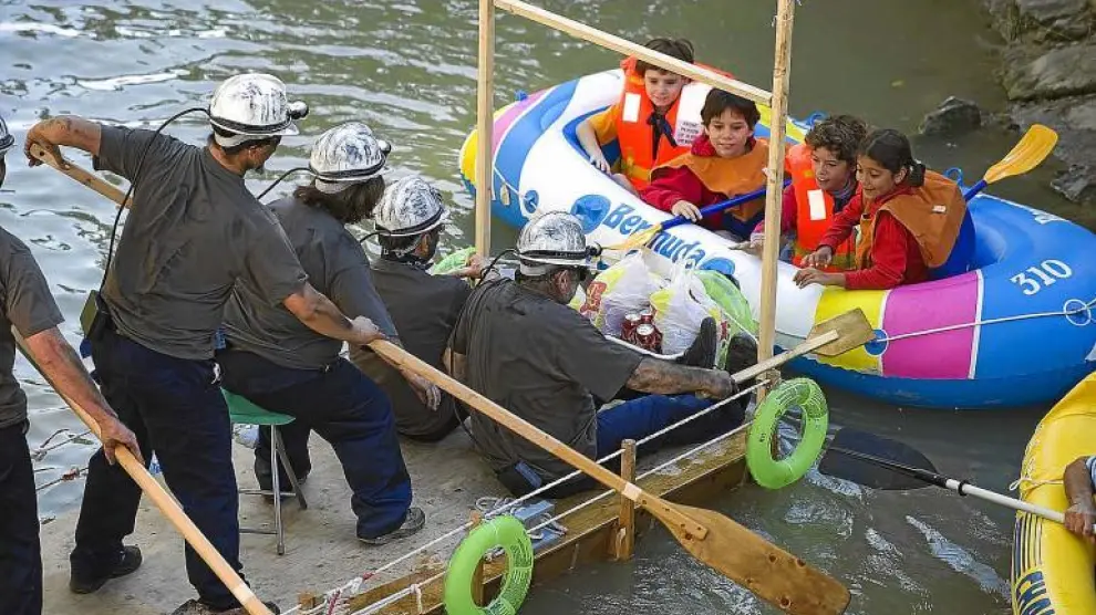 La embarcación de 'Torrero, con los mineros en lucha' ayuda a una barca infantil a bajar el Canal.