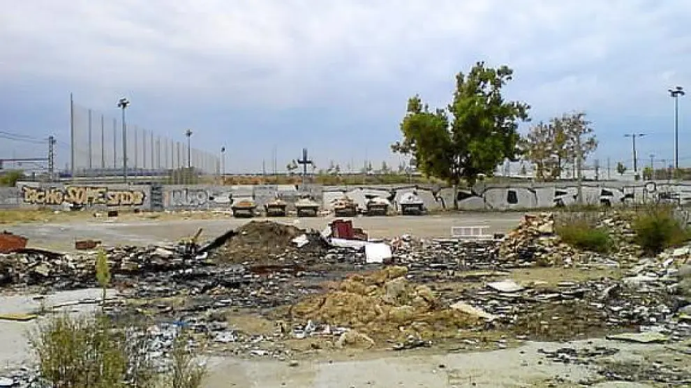 Basuras y escombros en el entorno del campo municipal de fútbol Nuevo Fleta.