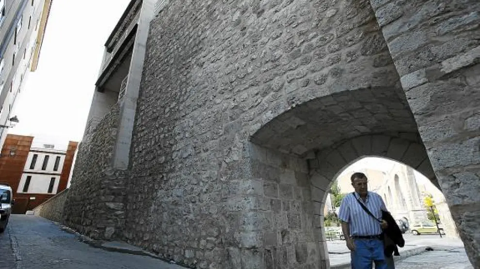 La muralla restaurada parte de la Puerta de la Traición. Al fondo, el nuevo edificio.