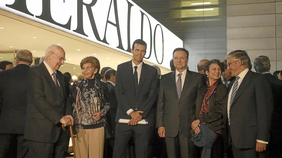 José Luis Borau, Pilar de Yarza, Eugenio Arraiza, Marcelino Iglesias, Claudia Faci y Fernando de Yarza, a las puertas de la rotativa de HERALDO