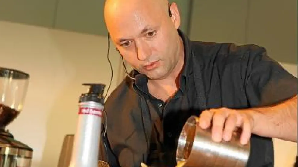 Víctor Bolea, durante la preparación de sus cafés.