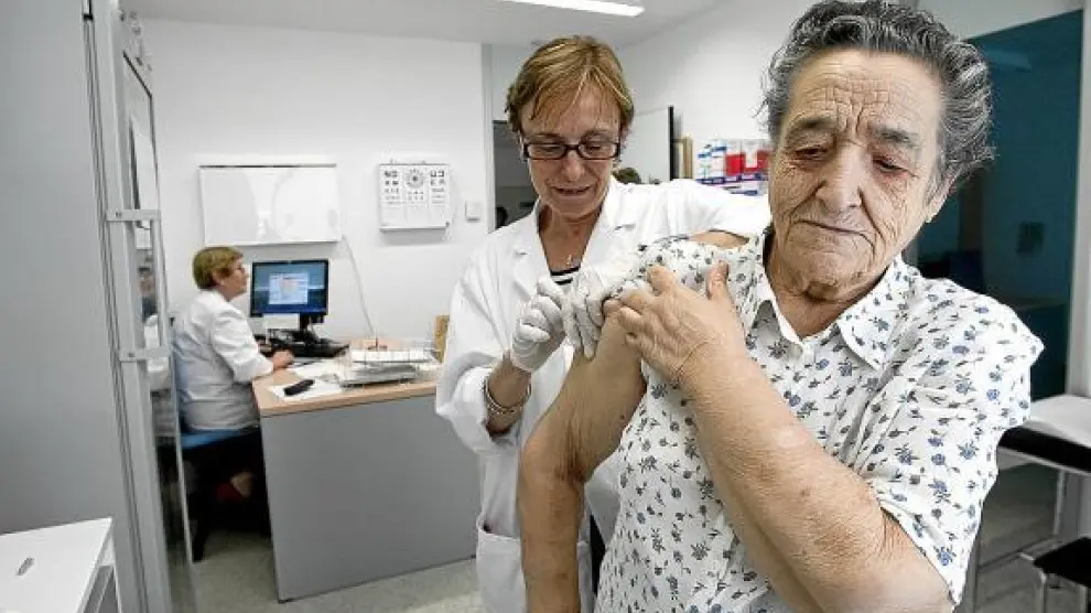 María Pradilla acudió ayer al centro de salud de Parque Goya a vacunarse.
