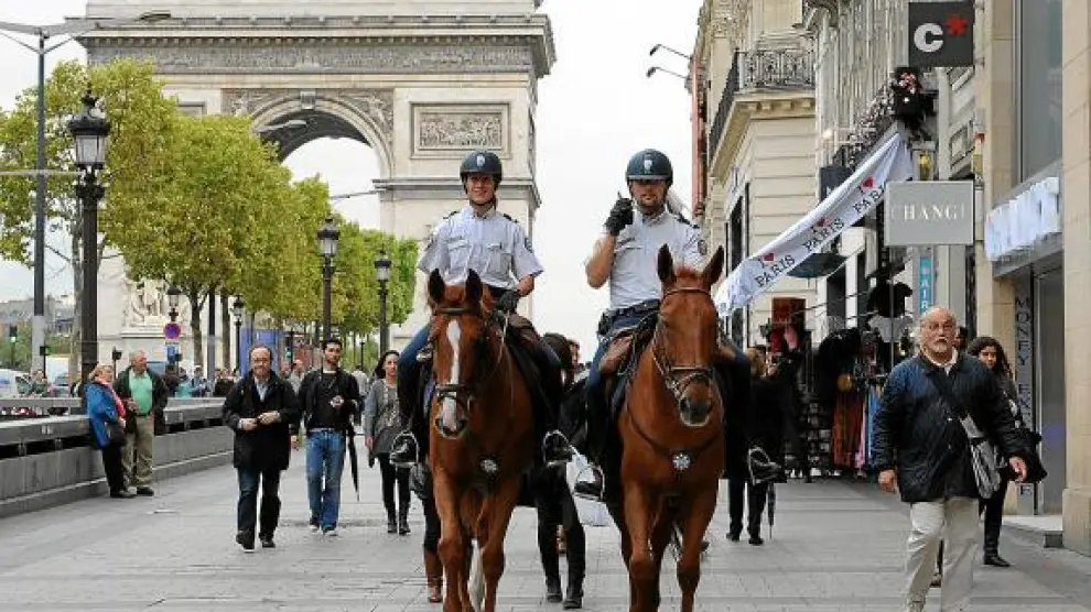 Dos policías a caballo patrullan los Campos Elíseos, ayer en el centro de París.