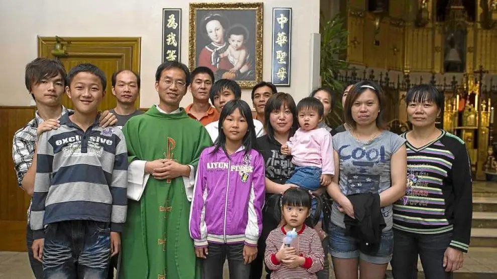 Algunos asistentes a la Eucaristía en chino mandarín, el pasado domingo, ante el cuadro de Nuestra Señora de China.