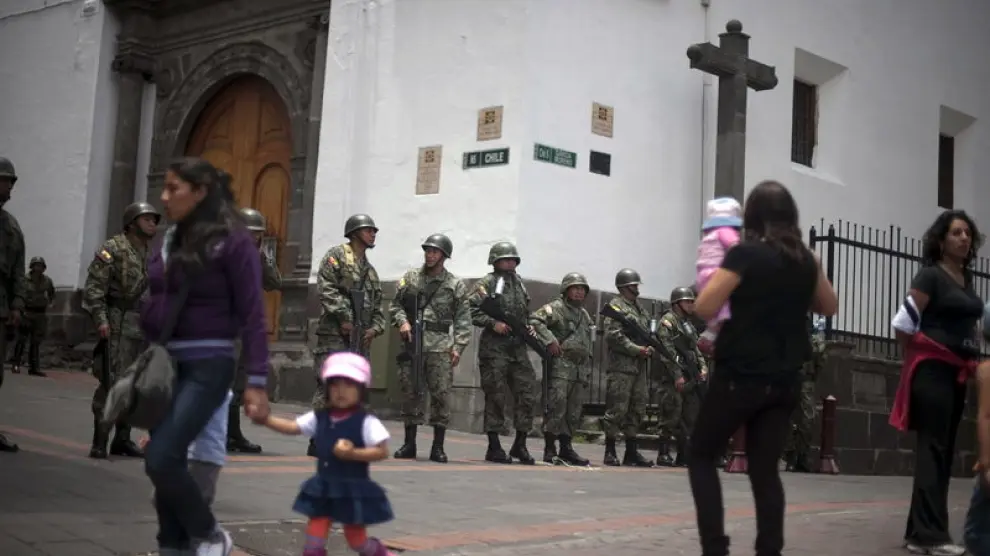 Los militares montan guardia en la plaza Independencia de Quito
