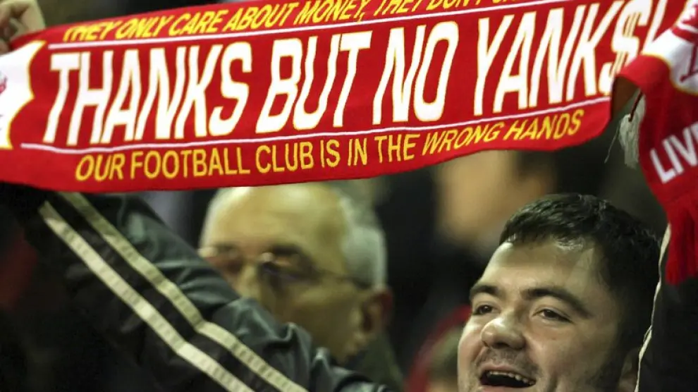 Un aficionado del Liverpool protesta por la presencia de estadounidenses en la directiva con el lema 'Gracias, pero yankis no'