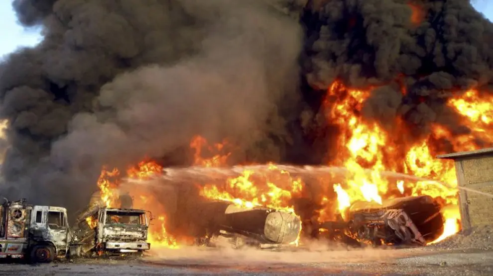 Varios camiones cisterna arden a causa de los ataques insurgentes