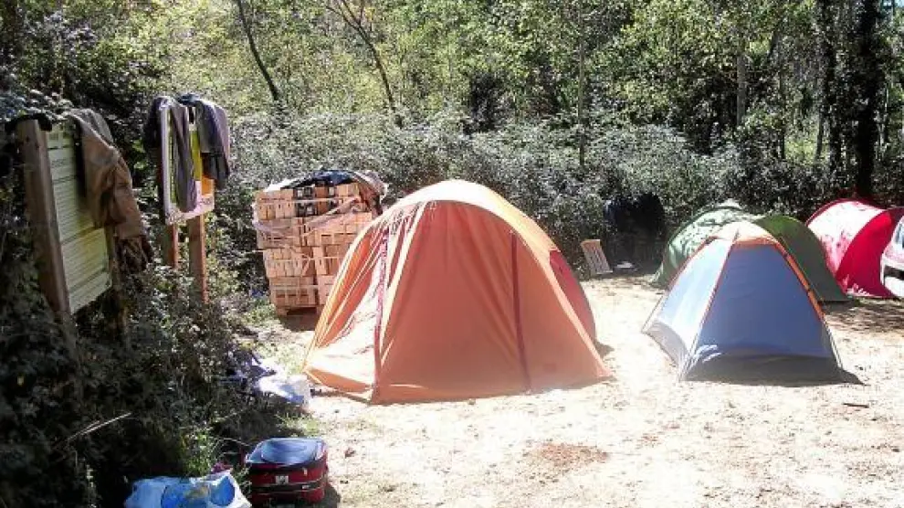 El campamento ilegal, que estaba formado por 25 personas en ocho tiendas, se localizó en Colungo.