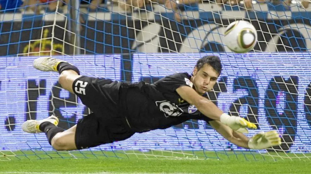 Andrés Hernández detiene uno de los penaltis de la tanda en la que se decidió el encuentro previo ante el Teruel.