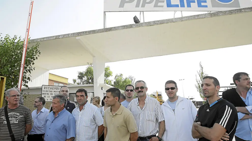 Concentración a las puertas de Pipelife Hispania, en Malpica, de algunos de sus trabajadores, ayer.