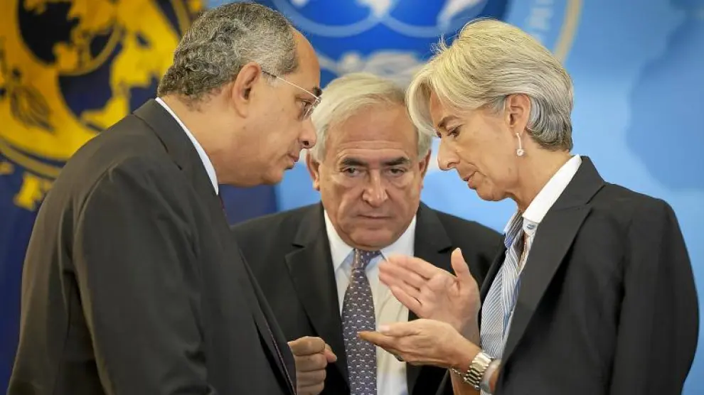 Strauss-Kahn, (c), con el ministro egipcio de Finanzas, Youssef Boutros-Ghali (i) y la ministra francesa, Christine Lagarde (d).
