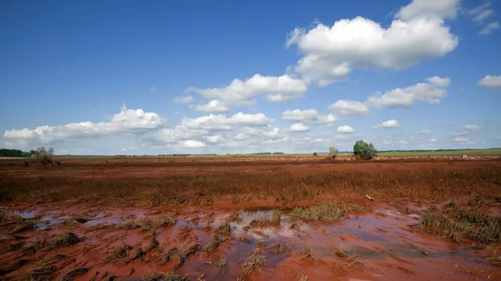 Un campo teñido por el barro rojo tóxico, a las afueras de Kolontar, a 167 kilómetros de Budapest