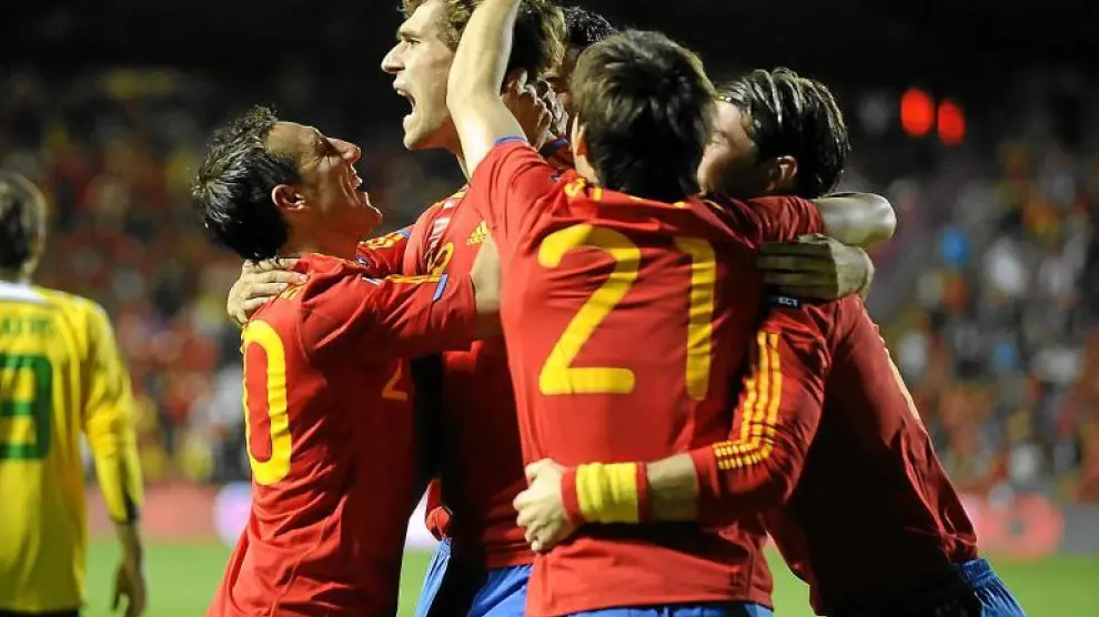 Los futbolistas de la selección española abrazan a Llorente, durante el partido de ayer ante Lituania.