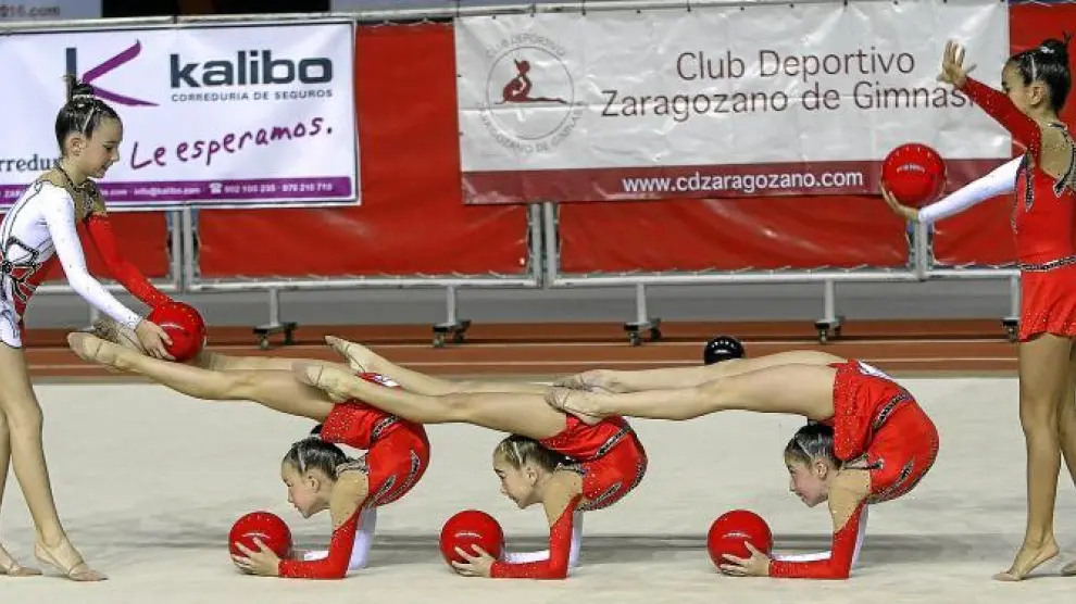 Un equipo, durante una de sus dos actuaciones ayer en el Palacio de los Deportes de Zaragoza.
