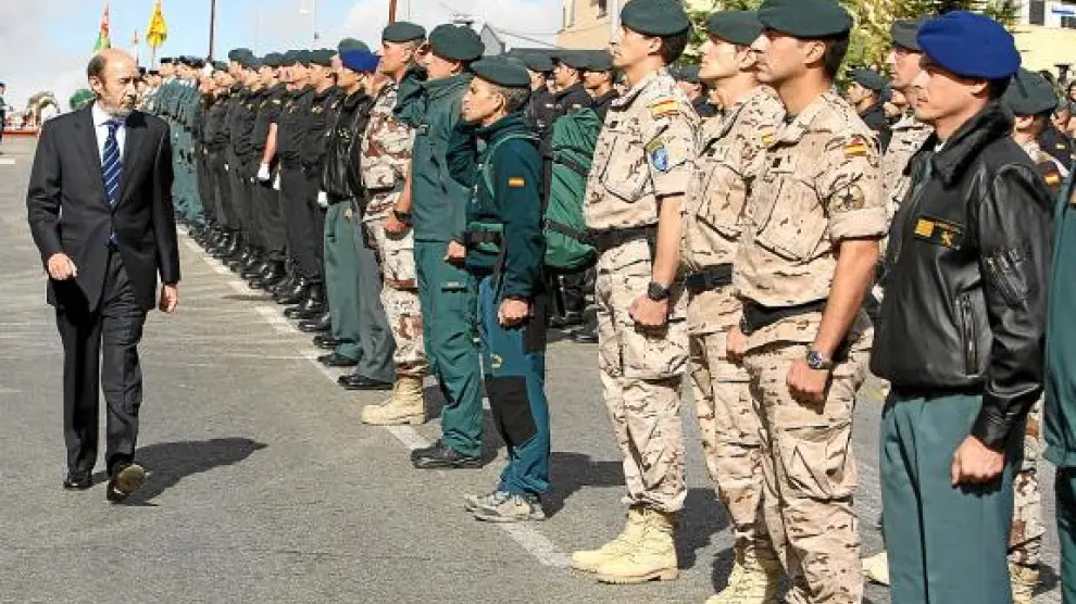 El ministro del Interior, Alfredo Pérez Rubalcaba, pasa revista a las tropas.