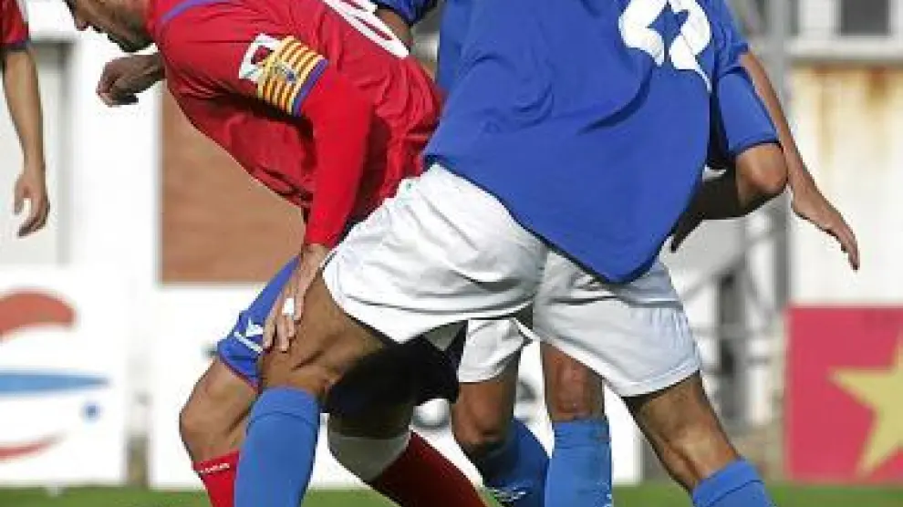Javier Monforte protege el balón, en el partido de ayer.