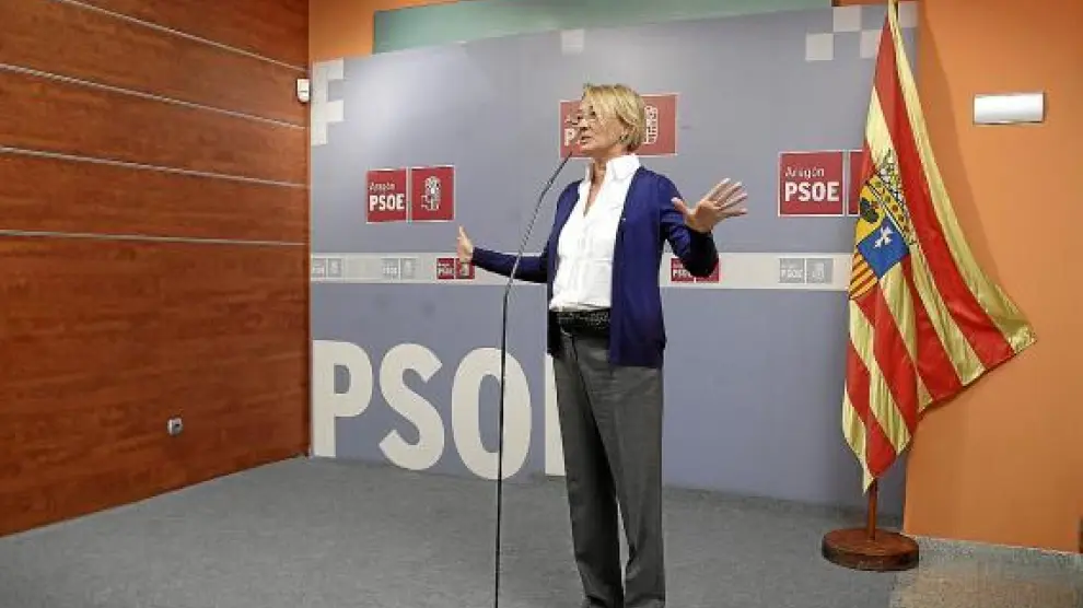 Eva Almunia, durante su comparecencia ayer en la sede del PSOE en Zaragoza.
