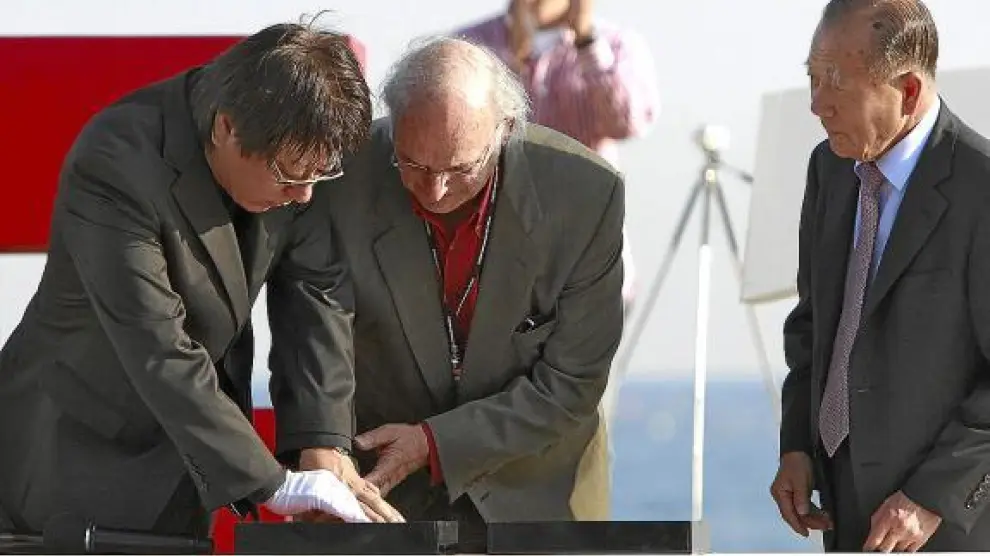 Carlos Saura deja la huella de su mano en un molde, ayer, en el Festival Internacional de Cine de Busan.