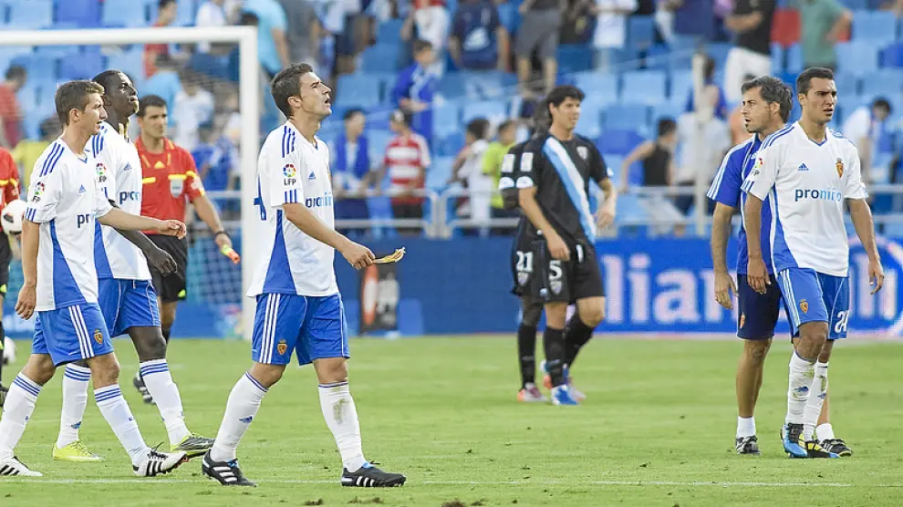 Los jugadores del Zaragoza se retiran desolados tras perder ante el Málaga en el segundo partido de liga