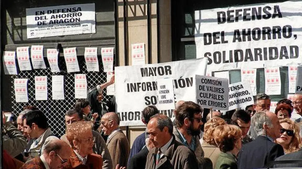 Manifestación de afectados por el caso AVA ante la sede de la agencia en Zaragoza, en abril de 1998.
