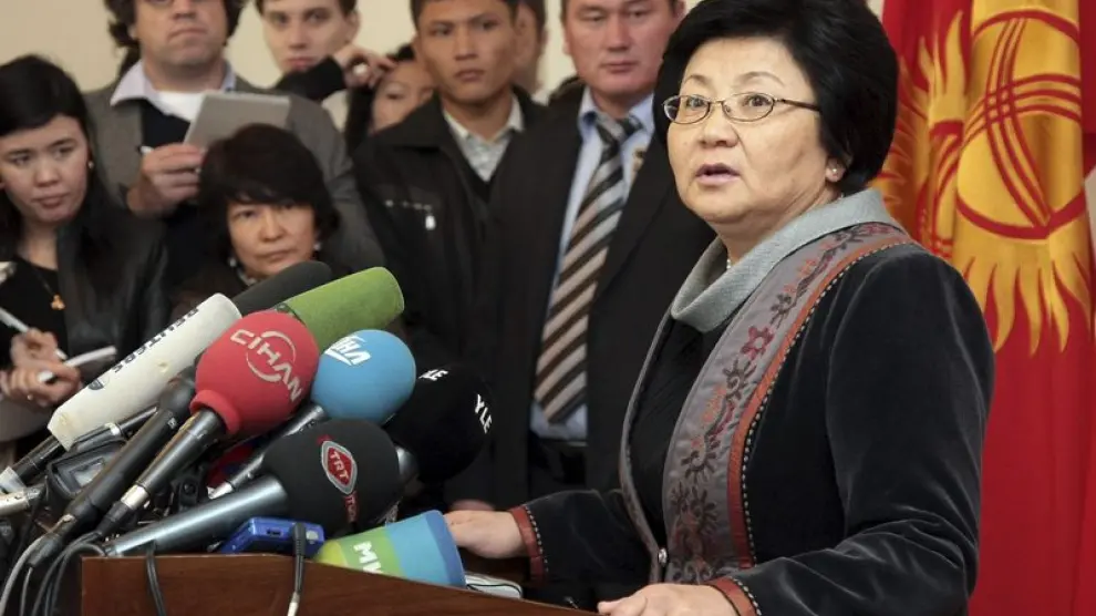 La presidenta kirguís, Rosa Otunbayeva, ofrece una rueda de prensa en un centro electoral