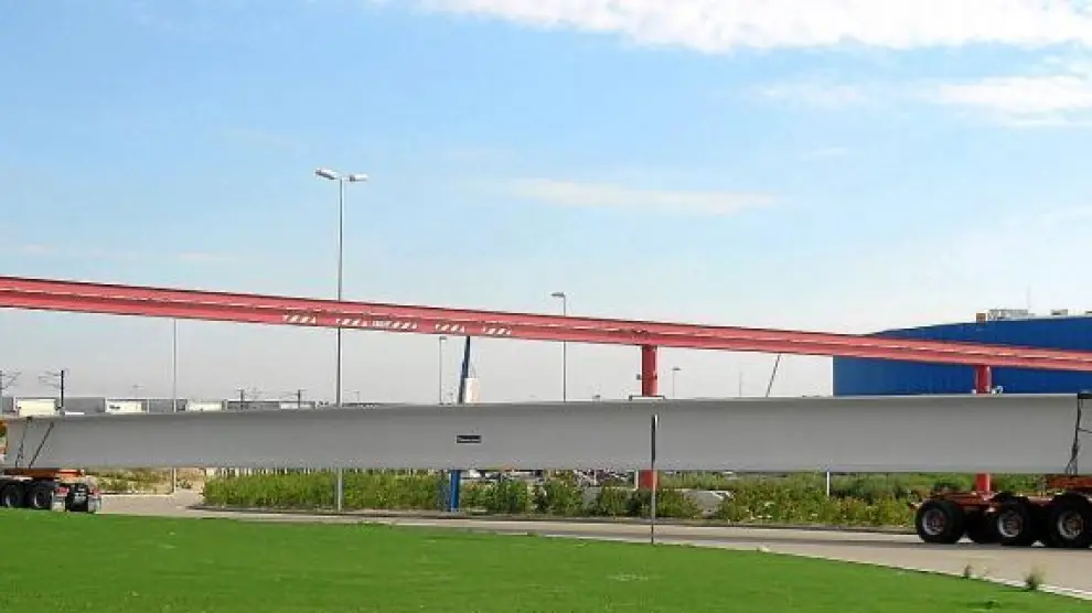 Viga especial de 50 metros ejecutada por Tecnyconta Prefabricados de Hormigón para una de las naves del polígono Plaza de Zaragoza.