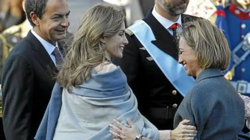 La princesa Letizia saluda a Chacón en presencia de Zapatero.