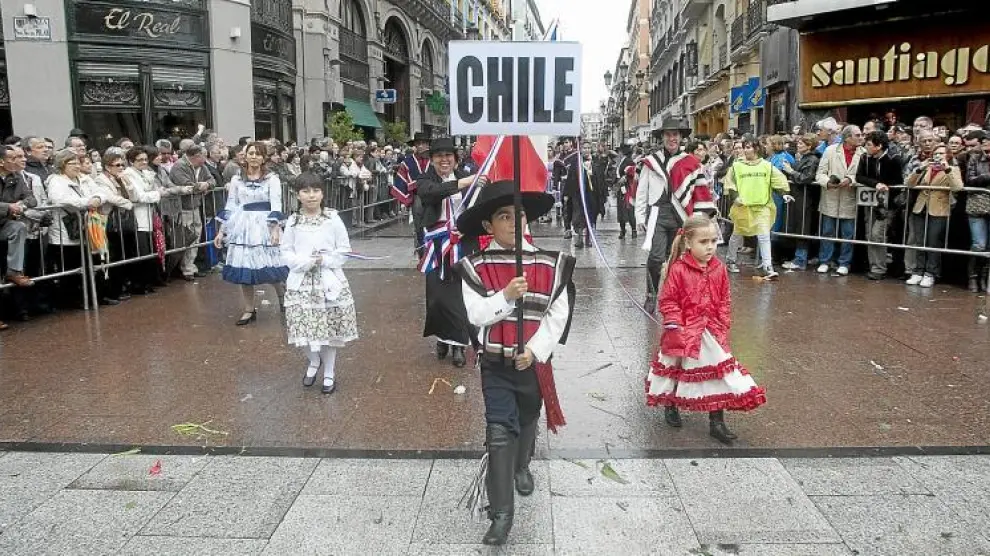 Momento en el que la comitiva de Chile llegaba a la plaza del Pilar, y recibía el apoyo de los congregados para disfrutar de la Ofrenda.
