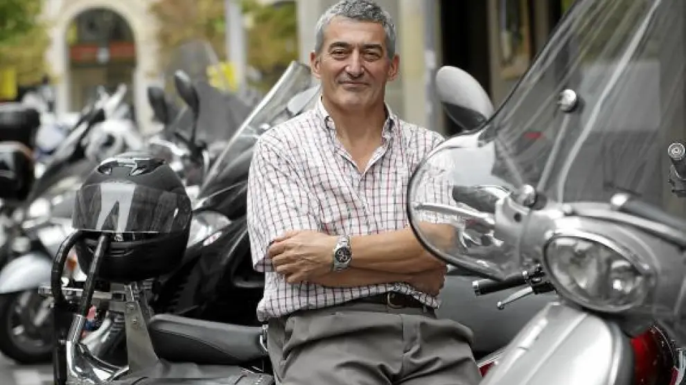 Fernando López del Río posa entre motos, su hábitat preferido.