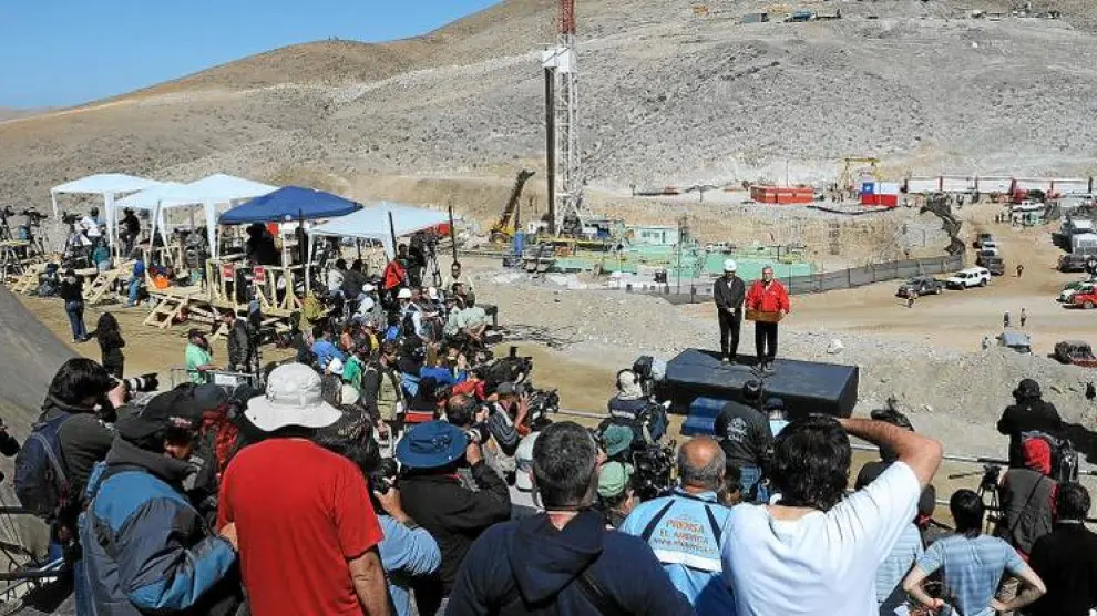 El presidente de Bolivia, Evo Morales (i), y el de Chile, Sebastián Piñera, hablan con los periodistas en el campamento San José.