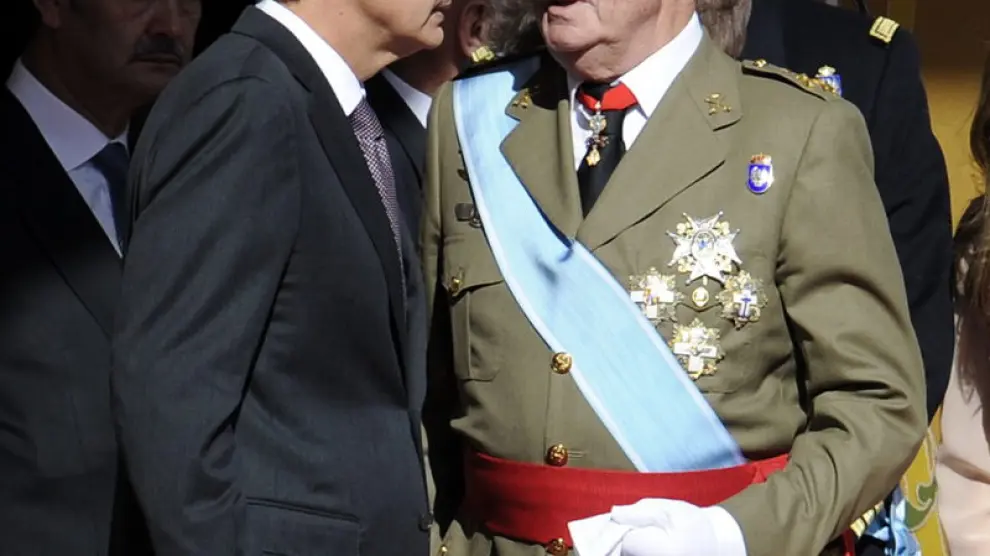 Rodríguez Zapatero conversa con el rey Juan Carlos I durante el desfile de las Fuerzas Armadas