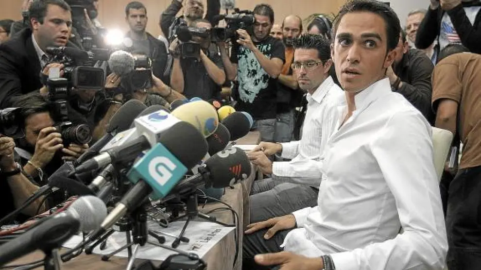 Contador, en la rueda de prensa que ofreció tras conocerse el positivo.