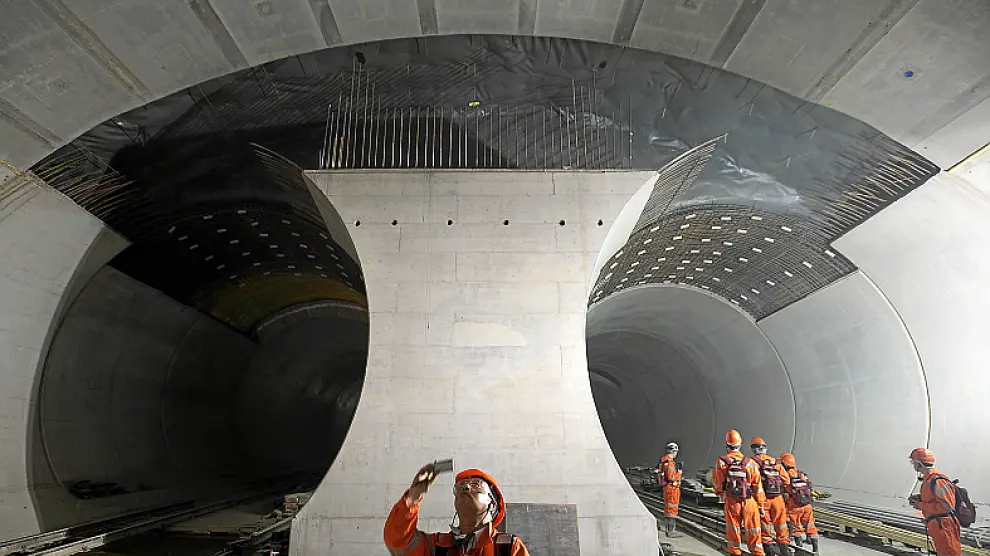 Turistas chinos fotografían el túnel de Gotthard