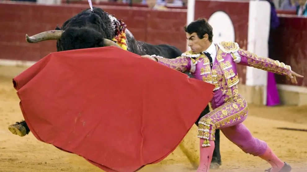 Domingo López Chaves, en su faena con la muleta a su segundo toro