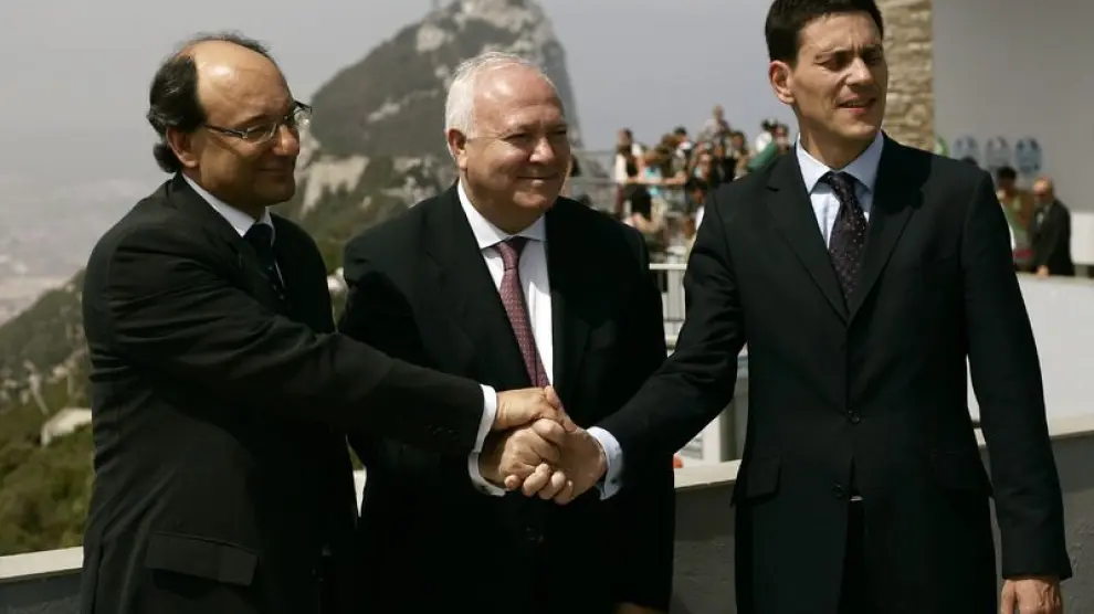 Peter Caruana con los ministros de Asuntos Exteriores de España, Miguel Ángel Moratinos, y Reino Unido, David Miliband, en un encuentro del año pasado