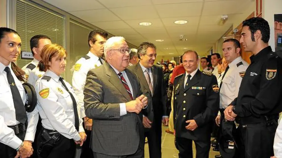 José Ángel Biel y Rogelio Silva, acompañados por el comisario José Luis Lázaro, durante la visita.