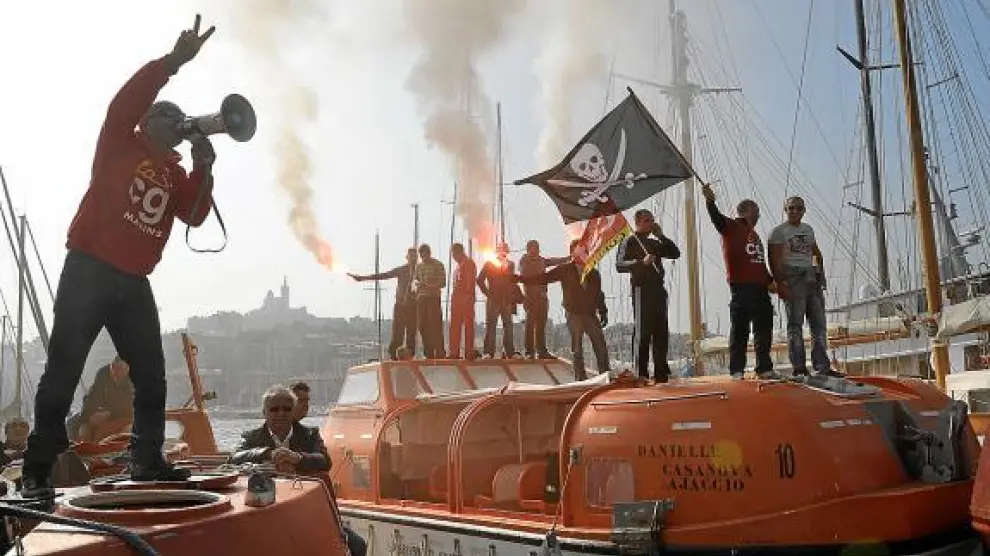 Sindicalistas protestan, a bordo de transbordadores, contra el plan de Sarkozy en Marsella.
