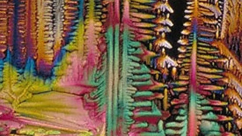 Cristales de vitamina D en una imagen coloreada obtenida con microscopio electrónico
