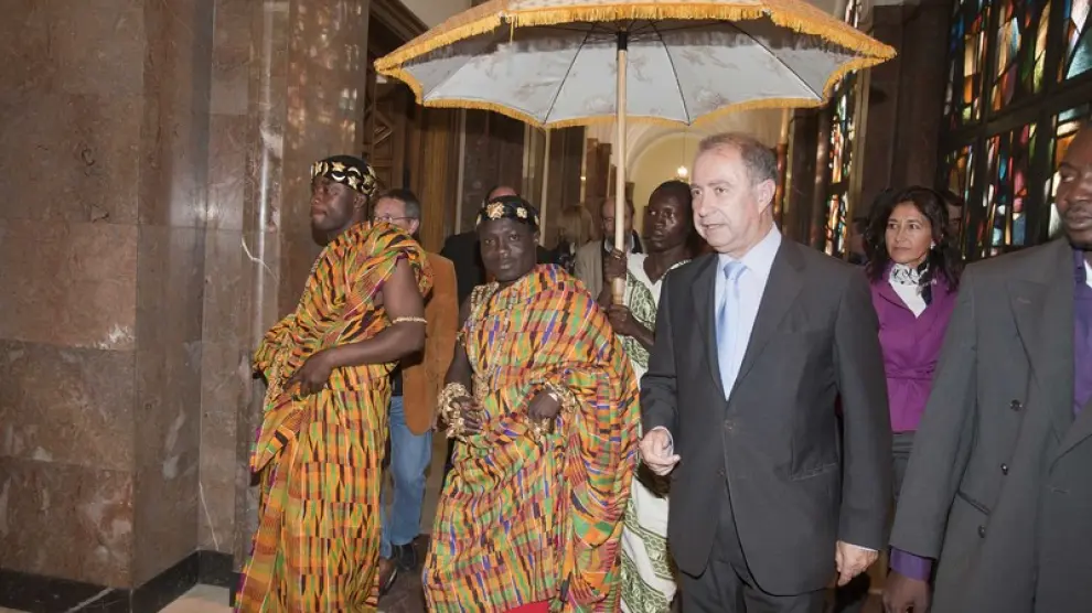 Nana Kokroko III, rey de la provincia ghanesa de Ashanti Akim, recibido por el vicealcalde