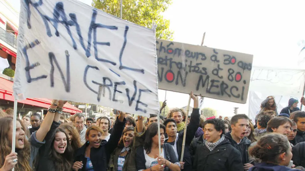Una manifestación de jóvenes estudiantes contra la reforma de pensiones en Francia