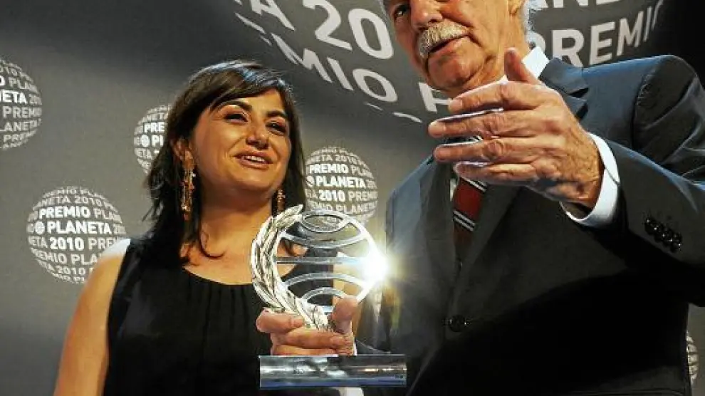 Carmen Amoraga y Eduardo Mendoza, finalista y ganador del Planeta, respectivamente.