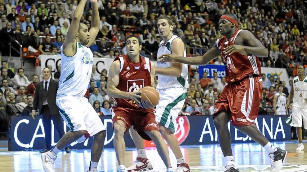 Paolo Quinteros ataca la defensa del Granada en el duelo de hace dos temporadas en la ACB.
