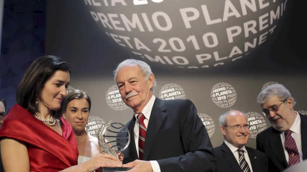 El escritor Eduardo Mendoza (c) recibe el Premio Planeta de manos de la ministra de Cultura