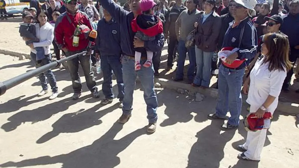 Algunos mineros del yacimiento San José y sus familias protestan, ayer, en la bocamina.