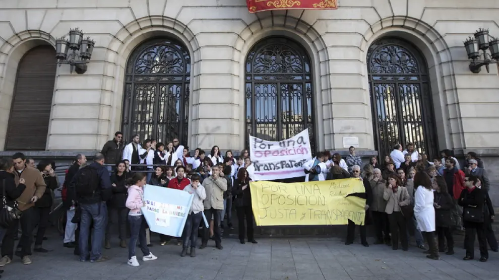 Decenas de médicos se manifestarón en el centro de Zaragoza